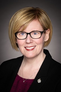 Photo de profile de la Ministre Carla Qualtrough.